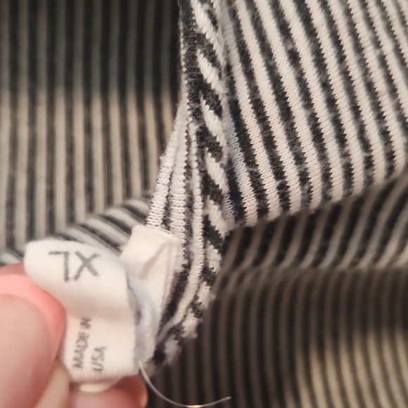 Maurices cold shoulder top with black lace - Picture 5 of 5